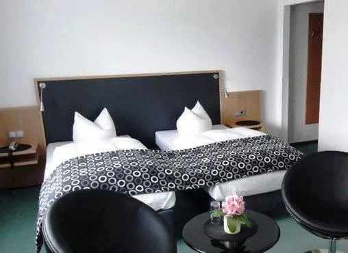 Landhotel Kuhs - Airporthotel - Image 1