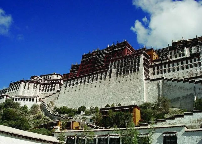 Dekang Hotel - Image 1