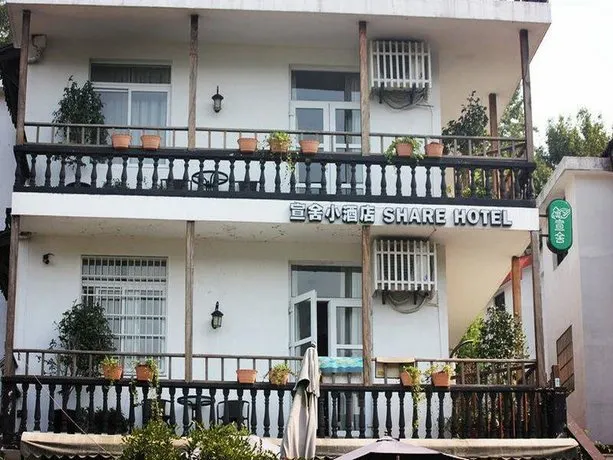 Drizzle Hotel - Image 1