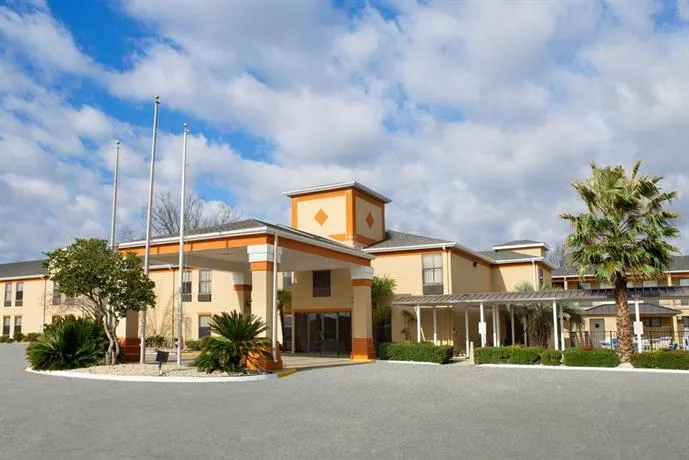 Days Inn & Suites by Wyndham Kinder - Image 1