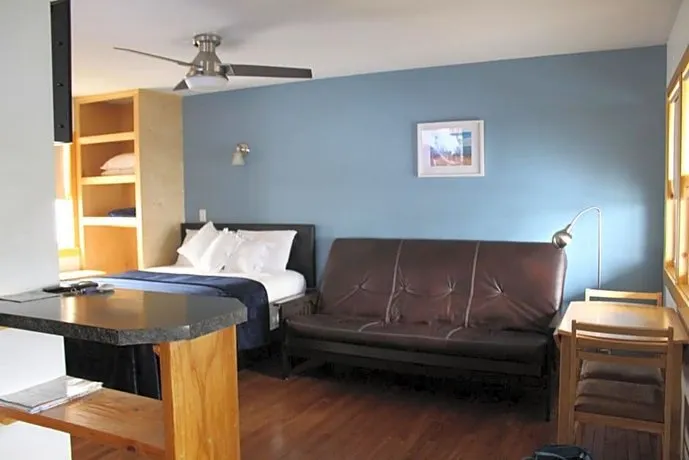 Lakes Inn - Image 1