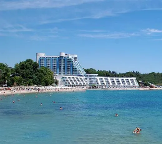 Roubin Hotel - Image 1