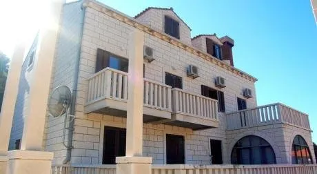 Apartments and Rooms Villa Mir - Image 1