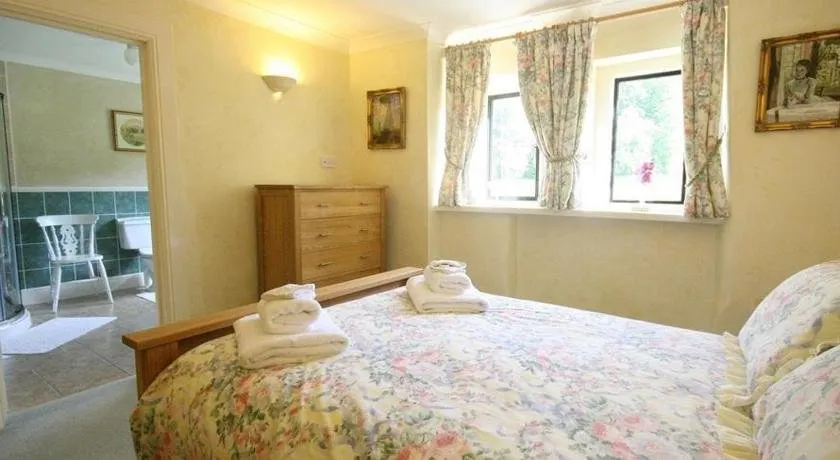 Lakeside Cottage PAINSWICK - Image 1