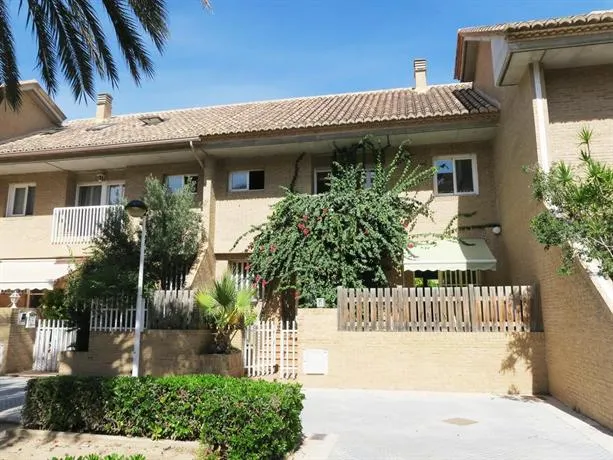 Beach Oasis Holiday Home - Image 1