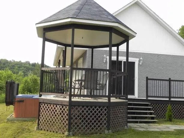LM Stays - Winterized Cottage - Image 1