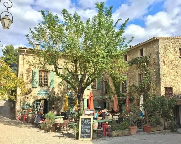 Le Petit Cafe - Image 1