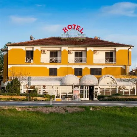 Hotel Zephyr - Plovanija - Image 1
