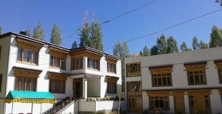 Hotel Layul Palace - Image 1