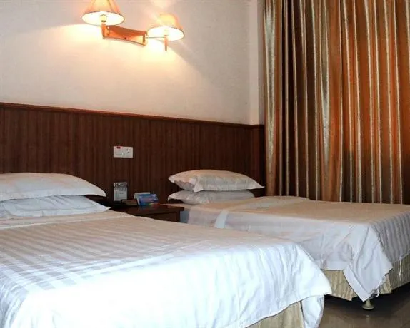 Golden Avenue Hotel Sanya - Image 1