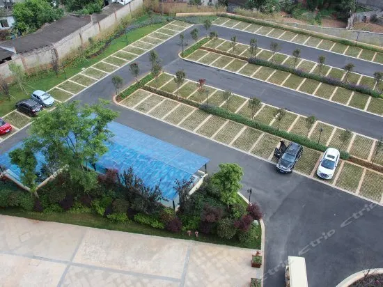 Hot Spring Valley International Holiday Hotel - Image 1