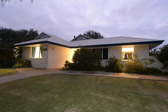 Dunsborough Beach Bush Lake Views - Image 1