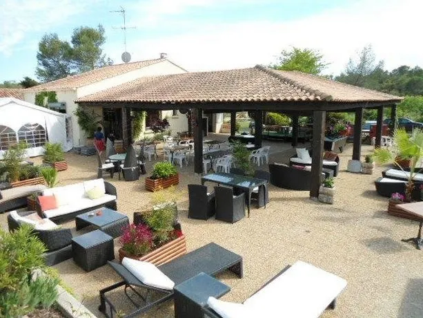 Bungalow Claret - Image 1
