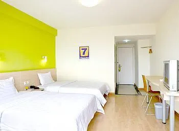 7 Days Inn West Street - Yangshuo - Image 1