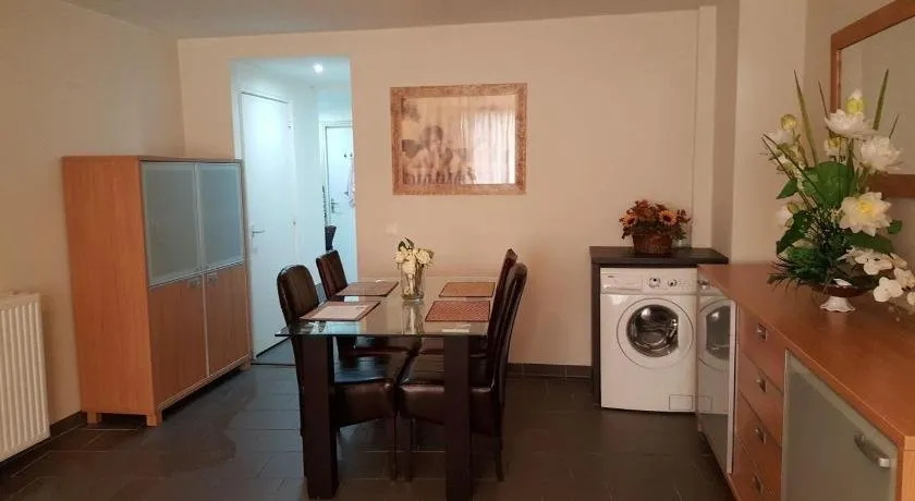 Apartment + Studios Insulinde - Image 1