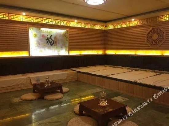 Sunshine Holiday Hotel - Image 1