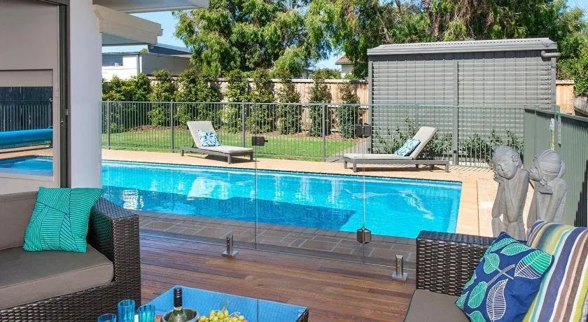 Emerald - coastal walk, swimming pool, pet friendly - Image 1