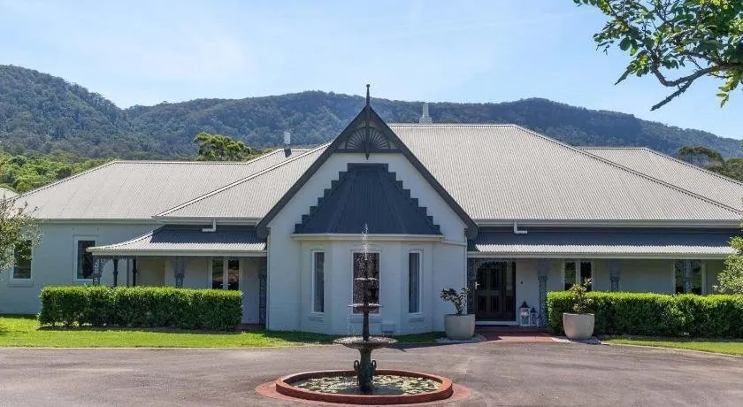 Cowley House - stunning entertainer, views, pool - Image 1