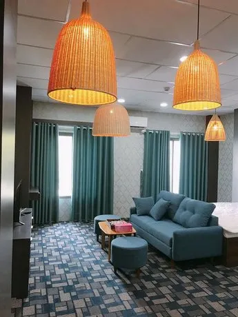 Riverside Apartment - Image 1