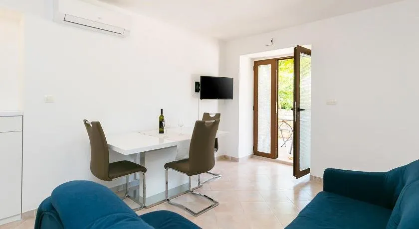 Ninas - Image 1