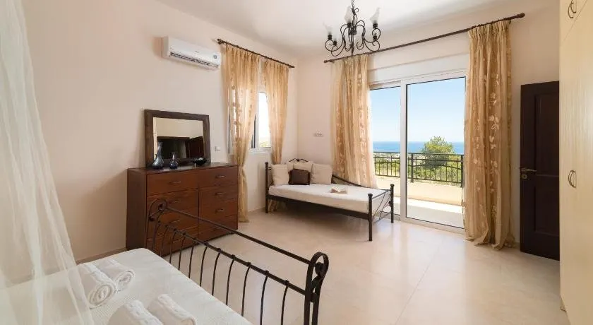 DiPasquale villa Near Anthony Quinn - Image 1