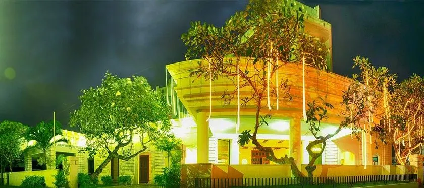 Rainbow Beach Hotel - Image 1