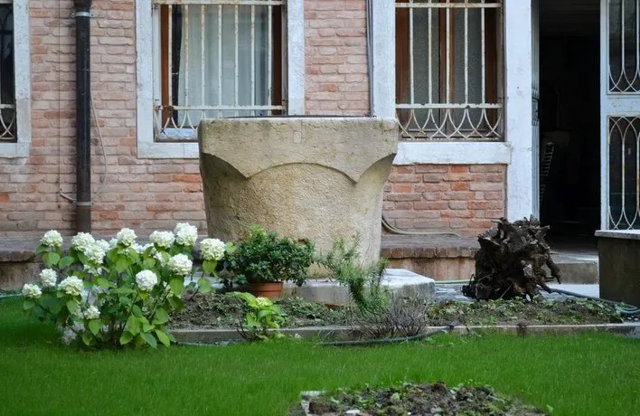 Venice & Venice - Image 1