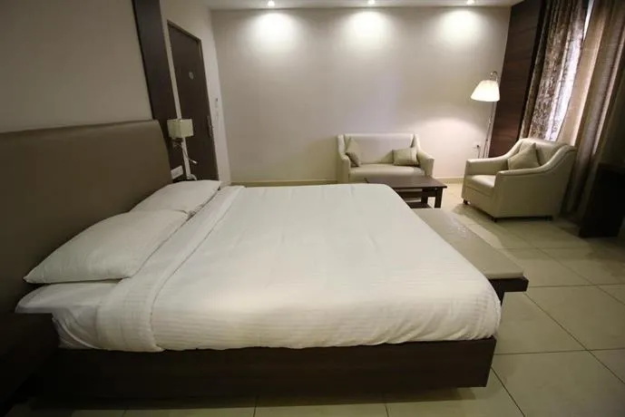 Vels Hotel - Image 1