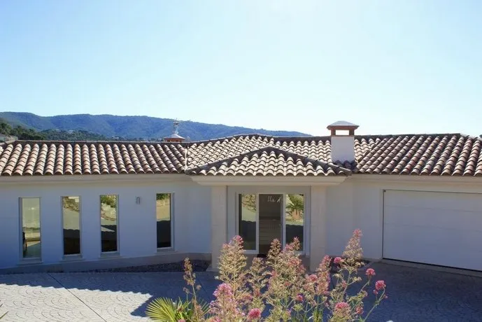 Villa De Oro - Image 1