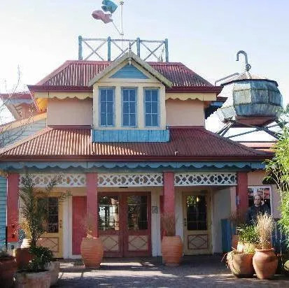 Splash Landings Hotel - Image 1