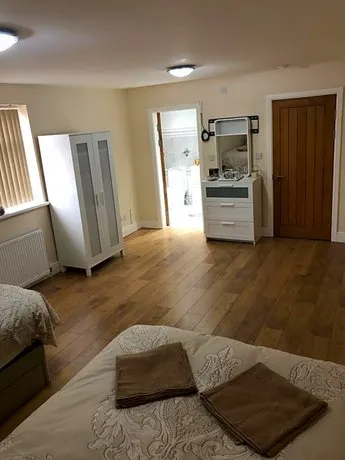 BIG ROOM rusholme WITH TV AND PRIVATE BATHROOM-parking&wifi - Image 1