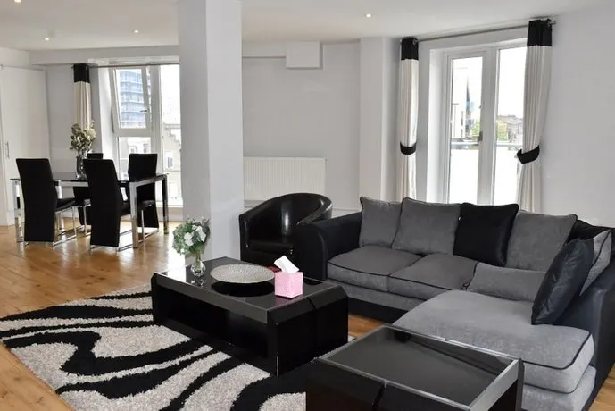 Chelsea Bridge Apartments - Image 1