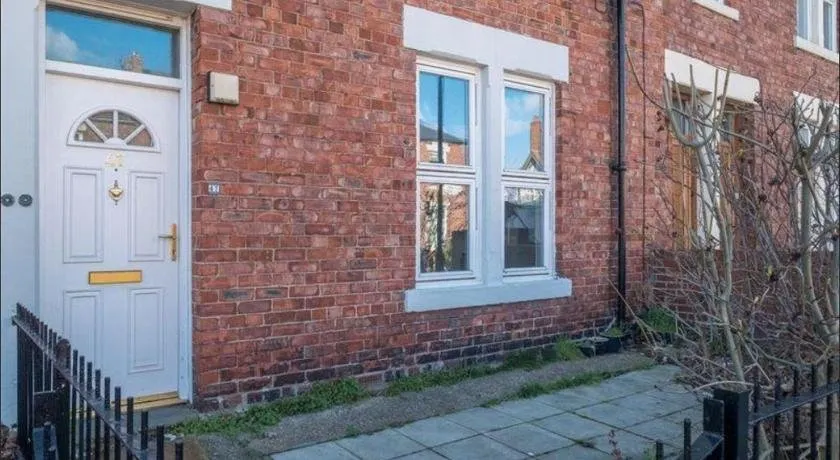 COSY GROUND FLOOR APARTMENT CLOSE To EVERYTHING, MINUTES WALK FROM THE RVI, CITY CENTRE & PARKS - Image 1