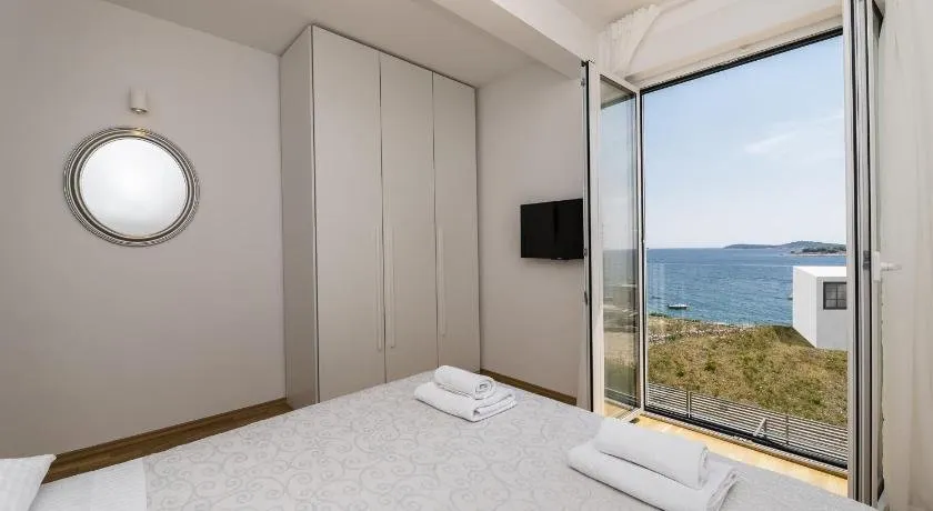Villa White Marble - Image 1