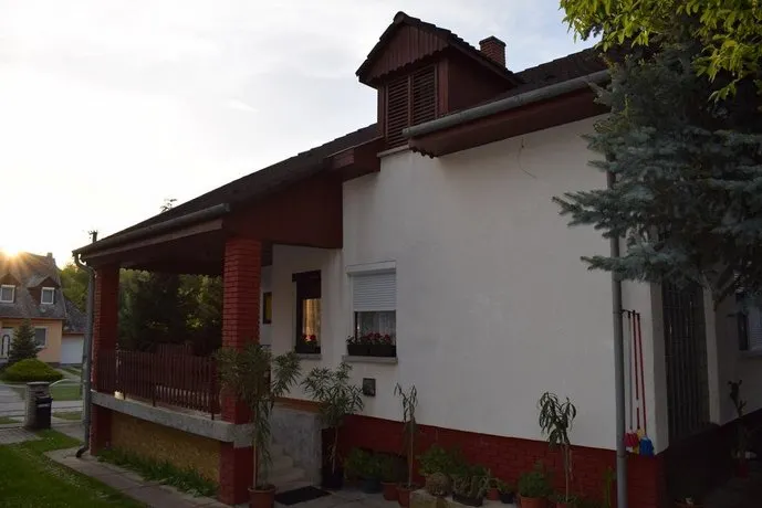 Zsuzsanna Apartmanház - Image 1
