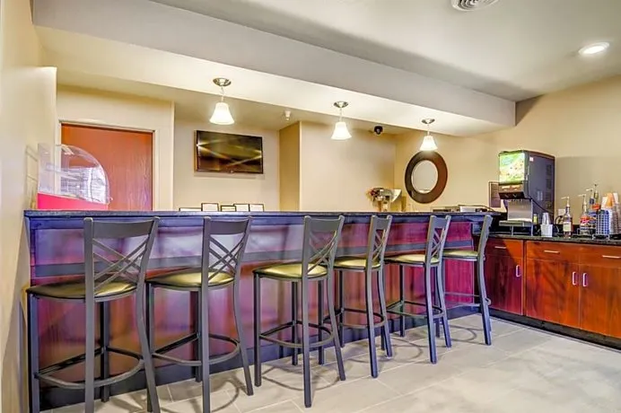 Castle Rock Inn & Suites - Image 1