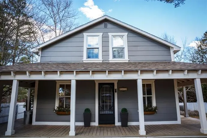 Cape Cod Cottage on River Rouge - Image 1