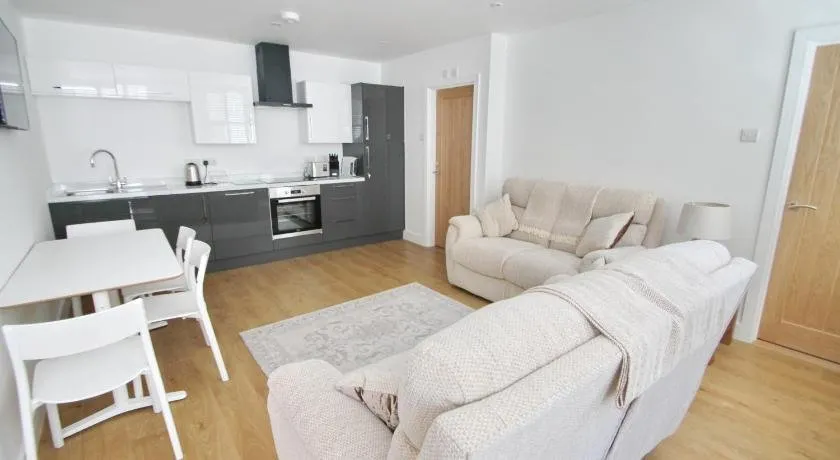 Court Side Apartment - Image 1