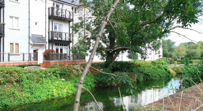 Elegant Riverside Cottage With Free Parking - Image 1