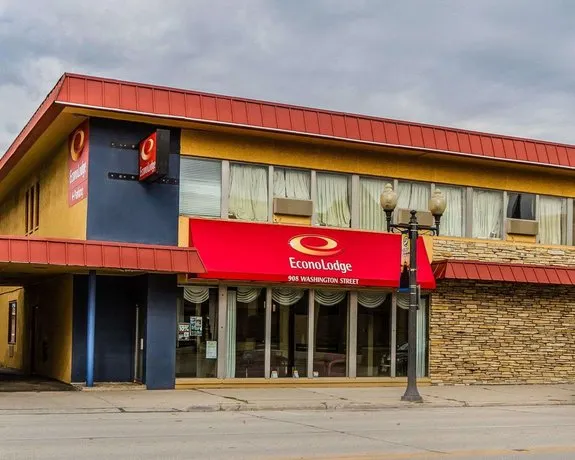 Econo Lodge Manitowoc - Image 1