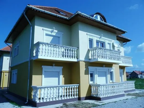 Szaffária Apartman - Image 1