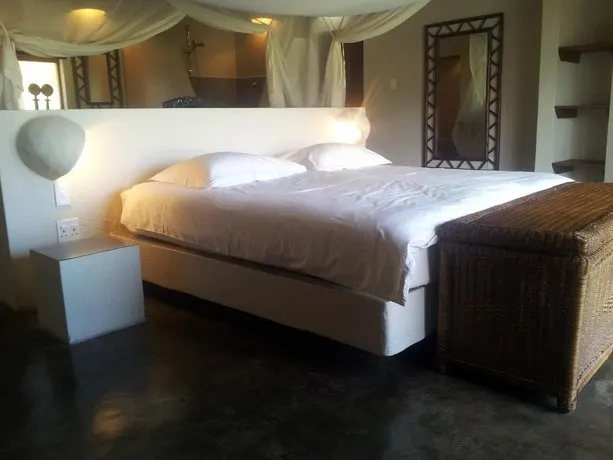 Wildlife Estate House With Mountain Views & 12-Meter Pool - Image 1
