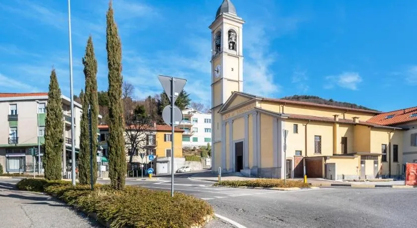 Bright Apartment Como Cavallasca - Image 1