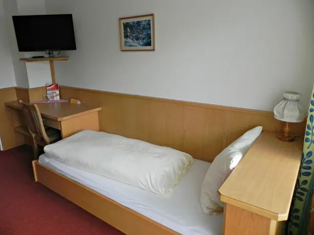 Single room, shower, toilet, balcony - Image 1