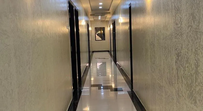 Hotel Divine - Image 1