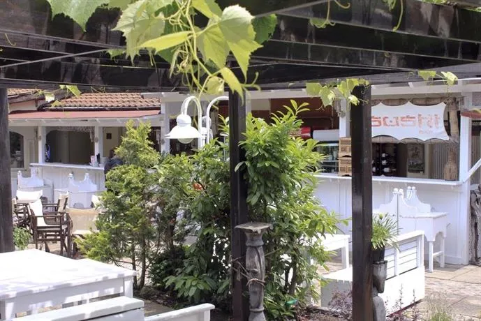 Friends Hotel - Image 1