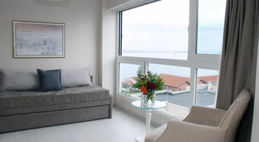 Waterfront Luxury Sea View Apartment - Image 1