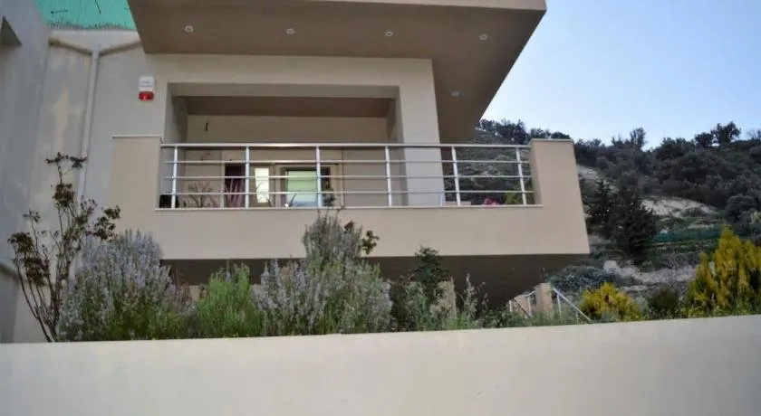 Country house in nature - Image 1