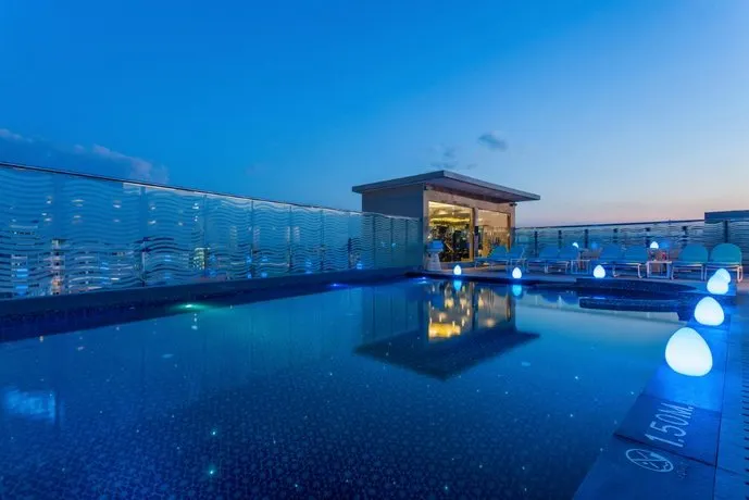 Centra by Centara Avenue Hotel Pattaya - Image 1