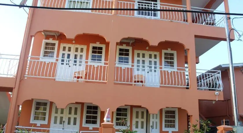 Wallace Holiday Apartments - Image 1